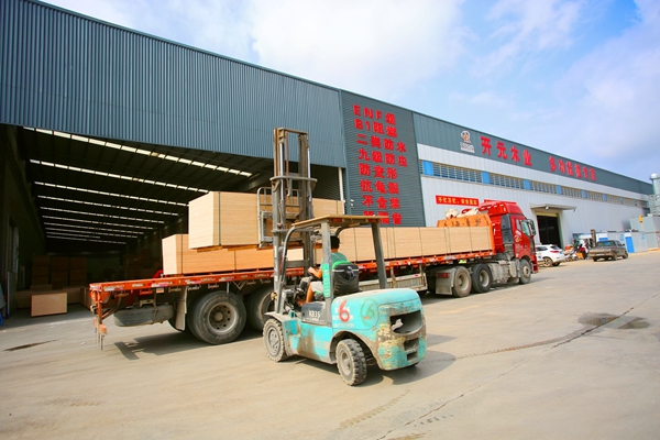 優(yōu)質(zhì)板材裝車外銷。劉志寧攝