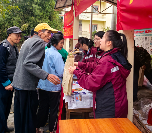 為村民提供疾病防治咨詢(xún)服務(wù)。許珍妮攝