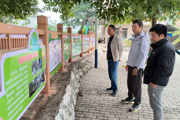 村民在觀看宣傳內(nèi)容。