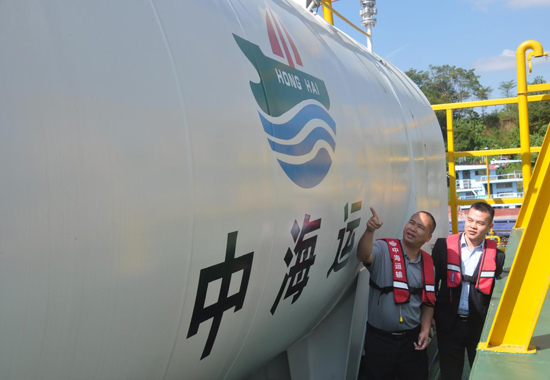 郵儲銀行客戶經理登船了解王榜朝經營狀況。梁東密攝