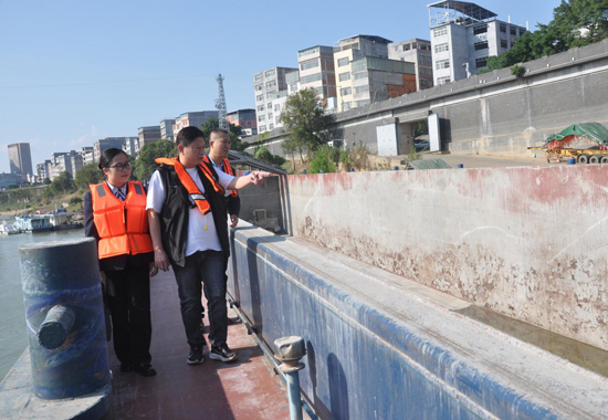 郵儲銀行客戶經理深入航泰物流實地了解船只運營狀況。梁東密攝