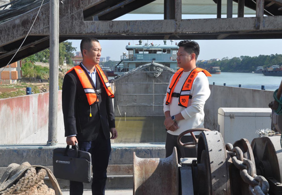 郵儲銀行客戶經理深入航泰物流實地了解船只運營狀況。梁東密攝