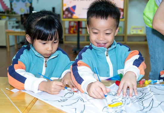 小朋友合力制作非遺風(fēng)箏。北海職業(yè)學(xué)院供圖