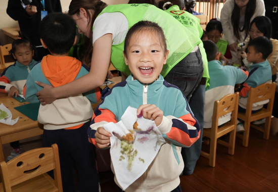 小朋友展示自己做的植物拓印。北海職業(yè)學(xué)院供圖