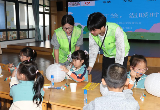 志愿者教小朋友制作燈籠。北海職業(yè)學(xué)院供圖