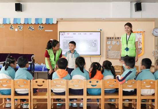 志愿者為小朋友們講解植物拓印。北海職業(yè)學(xué)院供圖