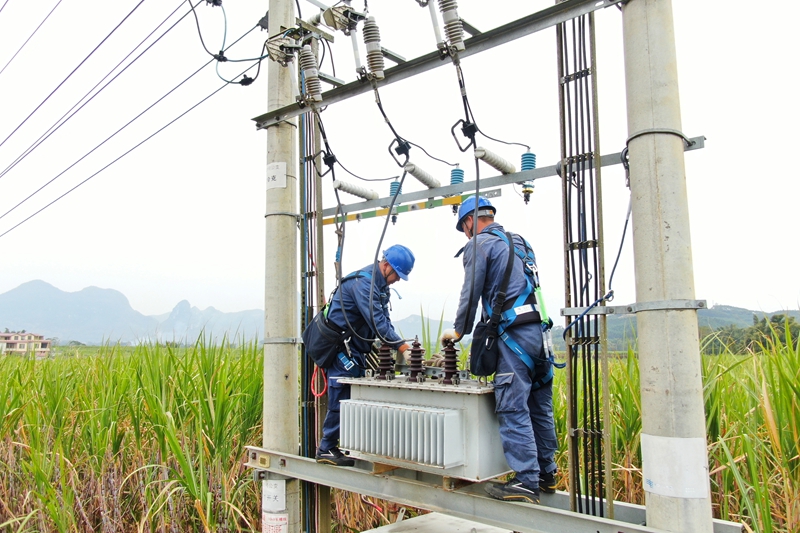 柳州柳城供電局工作人員現(xiàn)場(chǎng)安裝、調(diào)試新變壓器。馬聰攝