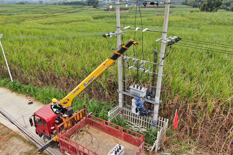 柳州柳城供電局組織工作人員開展公共變壓器增容作業(yè)。馬聰攝