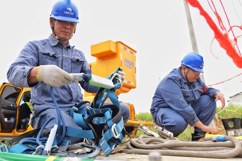 柳州柳城供電局工作人員檢查安全工器具。馬聰攝