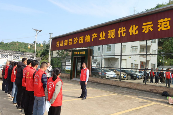 松山鎮(zhèn)黨委組建招商引資黨員先鋒服務(wù)隊。梁業(yè)年攝