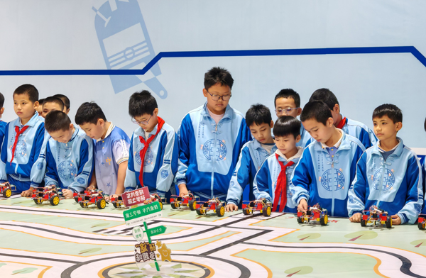 學(xué)生們在“尋跡小車”項目體驗編程的樂趣。鄒潔攝