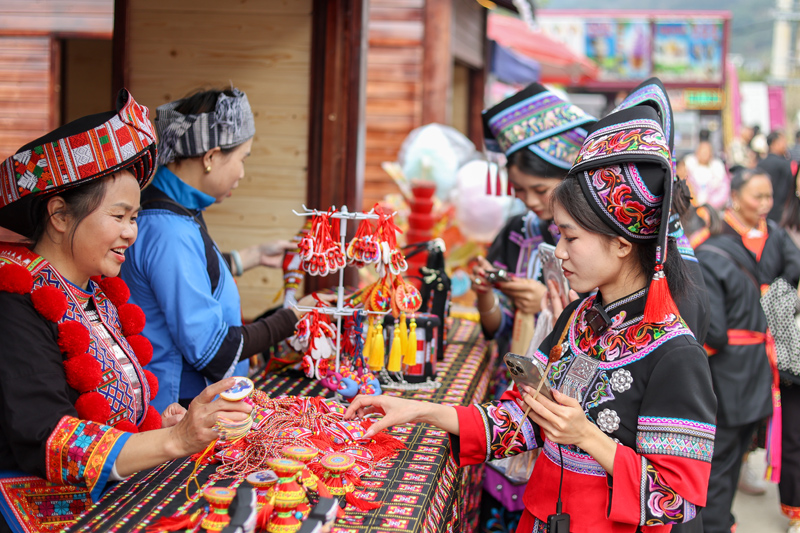 活動(dòng)當(dāng)天展出瑤族文創(chuàng)產(chǎn)品。梁力升攝