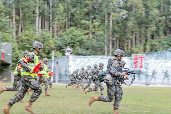 武警官兵在向射擊地線躍進。