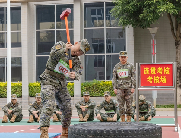 武警官兵在進(jìn)行連貫考核。