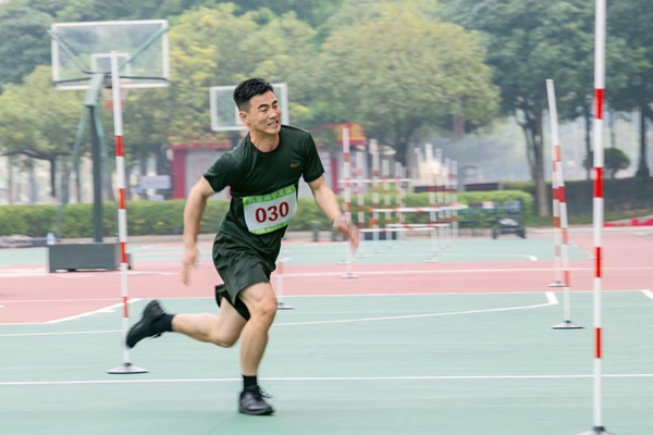 武警官兵在進(jìn)行基礎(chǔ)體能考核。