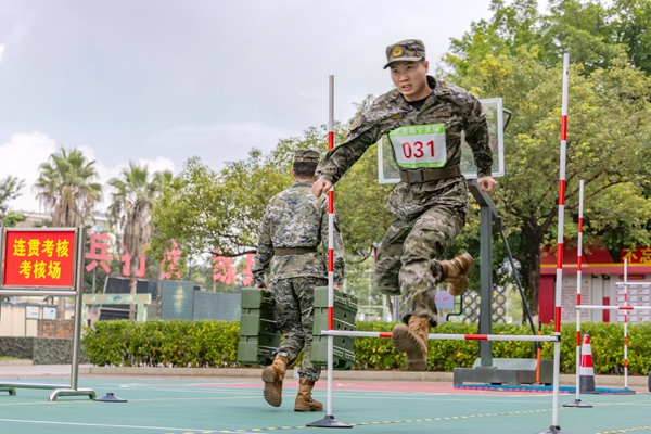 武警官兵在進行連貫考核。