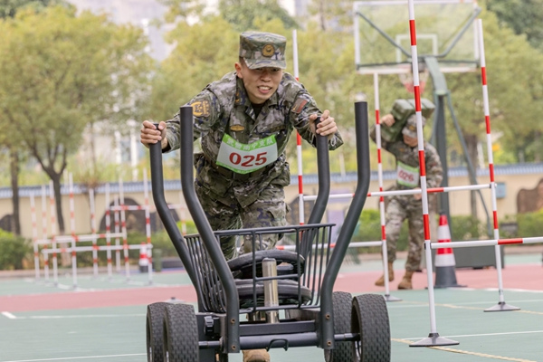 武警官兵在進行連貫考核。