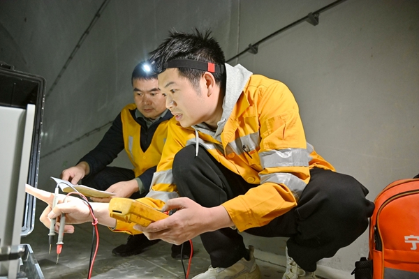 電務(wù)人員對軌道電路設(shè)備進(jìn)行參數(shù)核對。韋力源攝