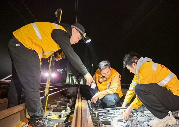 工電人員對重點(diǎn)設(shè)備進(jìn)行檢查。韋力源攝