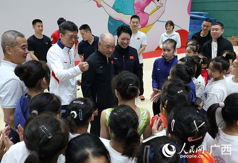 李寧一行來到自治區(qū)優(yōu)秀運動隊調(diào)研走訪。人民網(wǎng)記者 雷琦竣攝