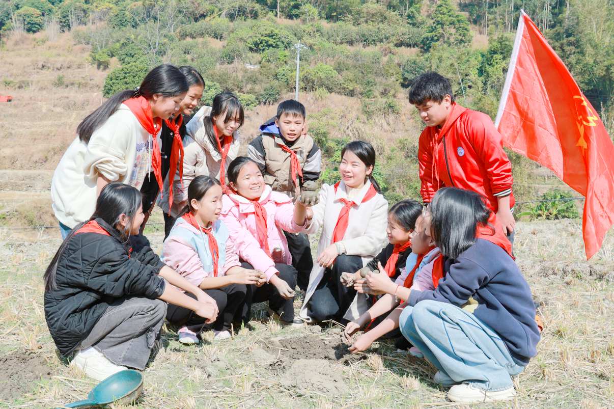 韋惠文把課堂搬到田間，以鄉(xiāng)土泥為材帶學(xué)生做泥塑，讓鄉(xiāng)村“土資源”變“活教材”。梁儉攝