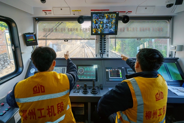 職工在DM09駕駛室內作業(yè)。梁嘯彬攝