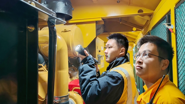 職工在DM09作業(yè)前整備。梁嘯彬攝