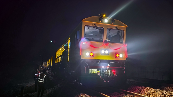 職工在DM09作業(yè)前整備。梁嘯彬攝