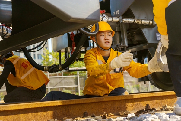 職工在DM09作業(yè)前整備。梁嘯彬攝