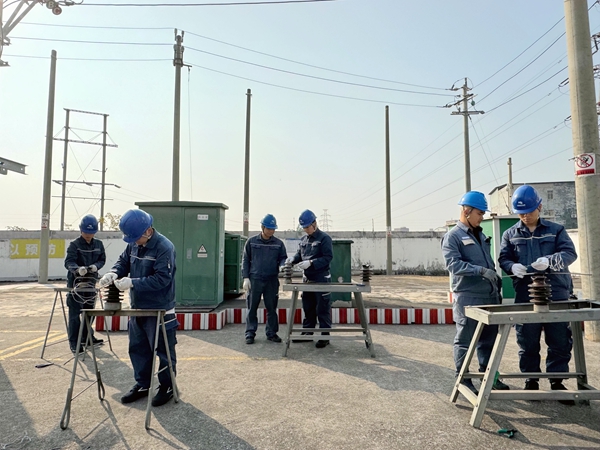 貴港供電局開展新員工技能實操培訓。黃麗萍攝