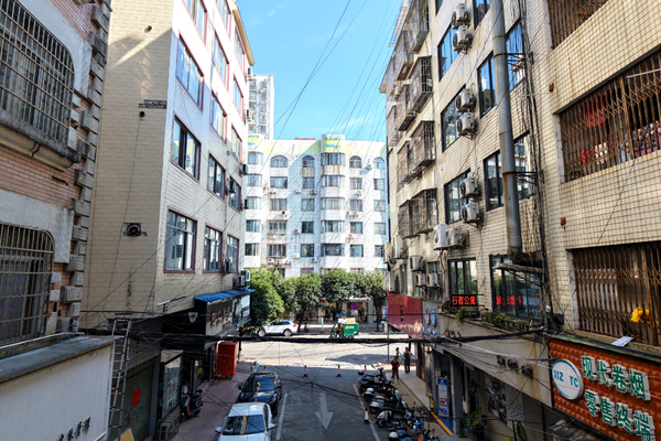 未進(jìn)行飛線整治工作的建安街。蔣易珊攝