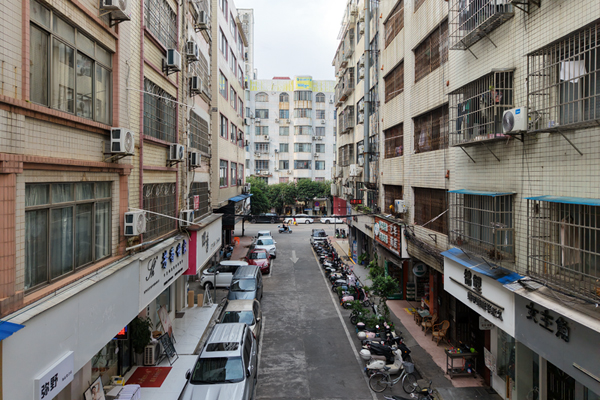 進(jìn)行飛線整治工作后的建安街。盤姝吚攝