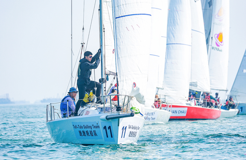 參賽選手正在調(diào)整帆形。