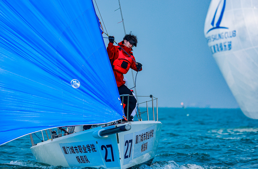 參賽選手正在調(diào)整帆形。