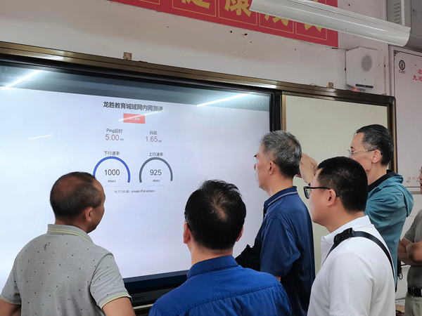 專家對龍勝教育城域網(wǎng)進行測速。桂林電信供圖