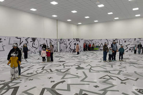 觀(guān)眾在VR體驗(yàn)區(qū)體驗(yàn)節(jié)目。張巖攝