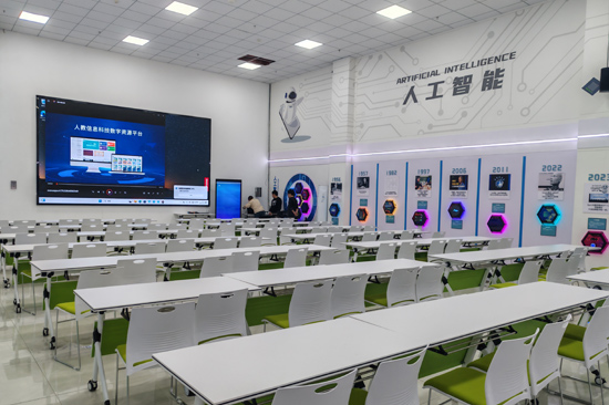 百色市科技館南面場(chǎng)館現(xiàn)代人工智能科技培訓(xùn)室內(nèi)景。賓梅莉攝