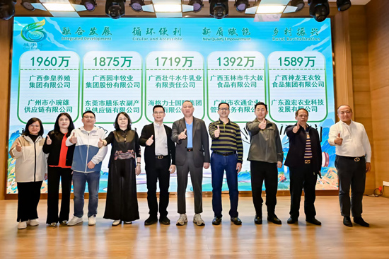 雙方采購(gòu)商簽約。馮斌攝