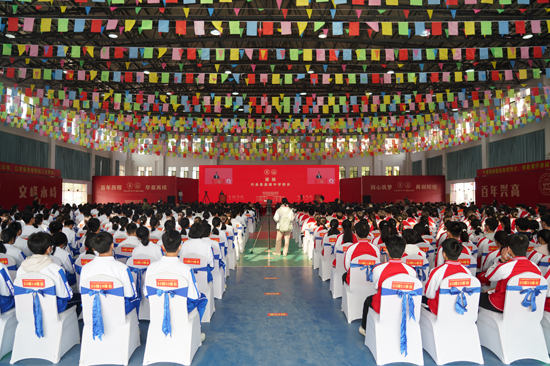 興業(yè)縣高級中學(xué)建校100周年高質(zhì)量發(fā)展大會。覃鋒攝