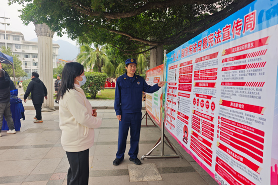 向群眾宣講憲法。賀州消防供圖