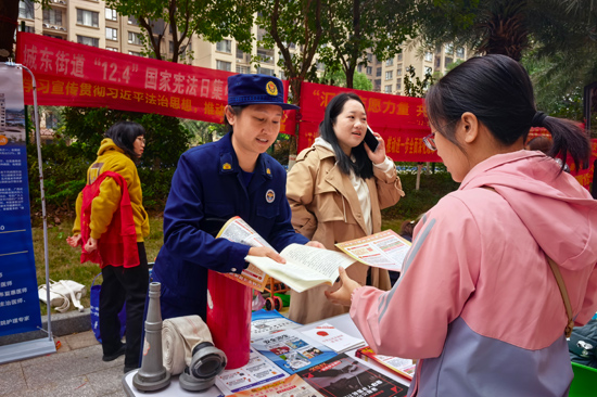向群眾科普消防安全知識(shí)。賀州消防供圖