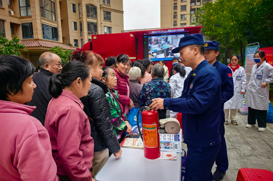 講解干粉滅火器使用方法。賀州消防供圖