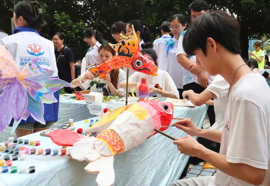 機(jī)電工程學(xué)院的非遺體驗(yàn)課堂。北海職業(yè)學(xué)院供圖