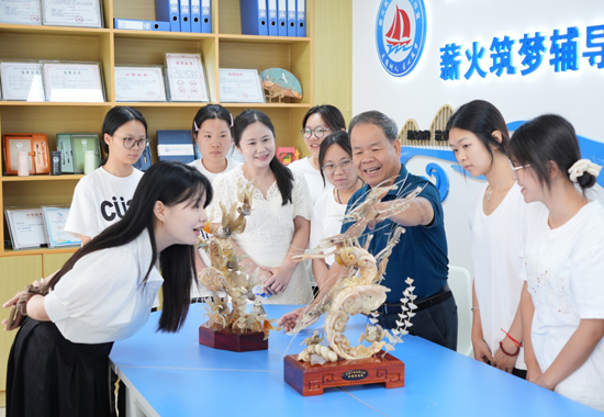 經(jīng)濟(jì)管理學(xué)院開(kāi)展非遺傳承活動(dòng)。北海職業(yè)學(xué)院供圖