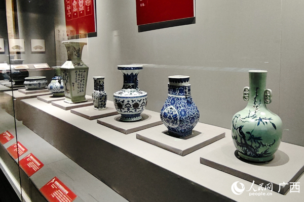 館藏捐贈(zèng)文物展部分展品。人民網(wǎng)記者 王勇攝