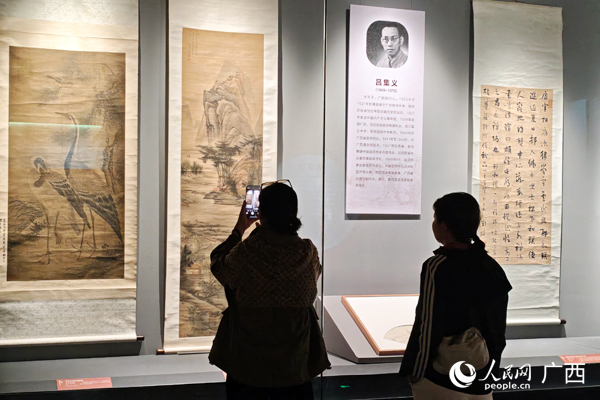 市民正在觀展。人民網(wǎng)記者 王勇攝