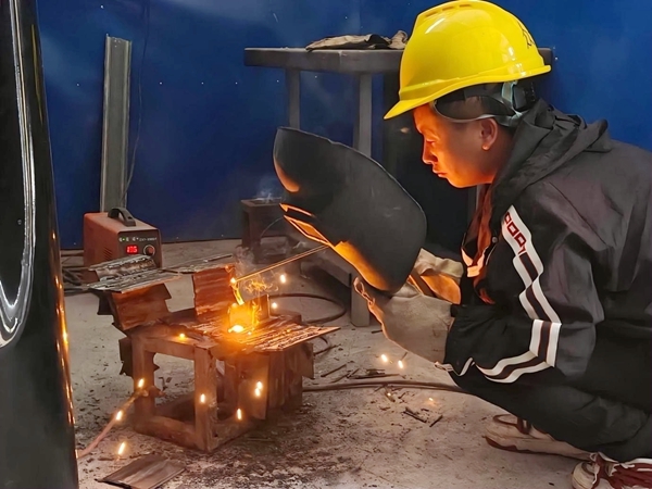 學(xué)員進(jìn)行焊接實(shí)操練習(xí)。