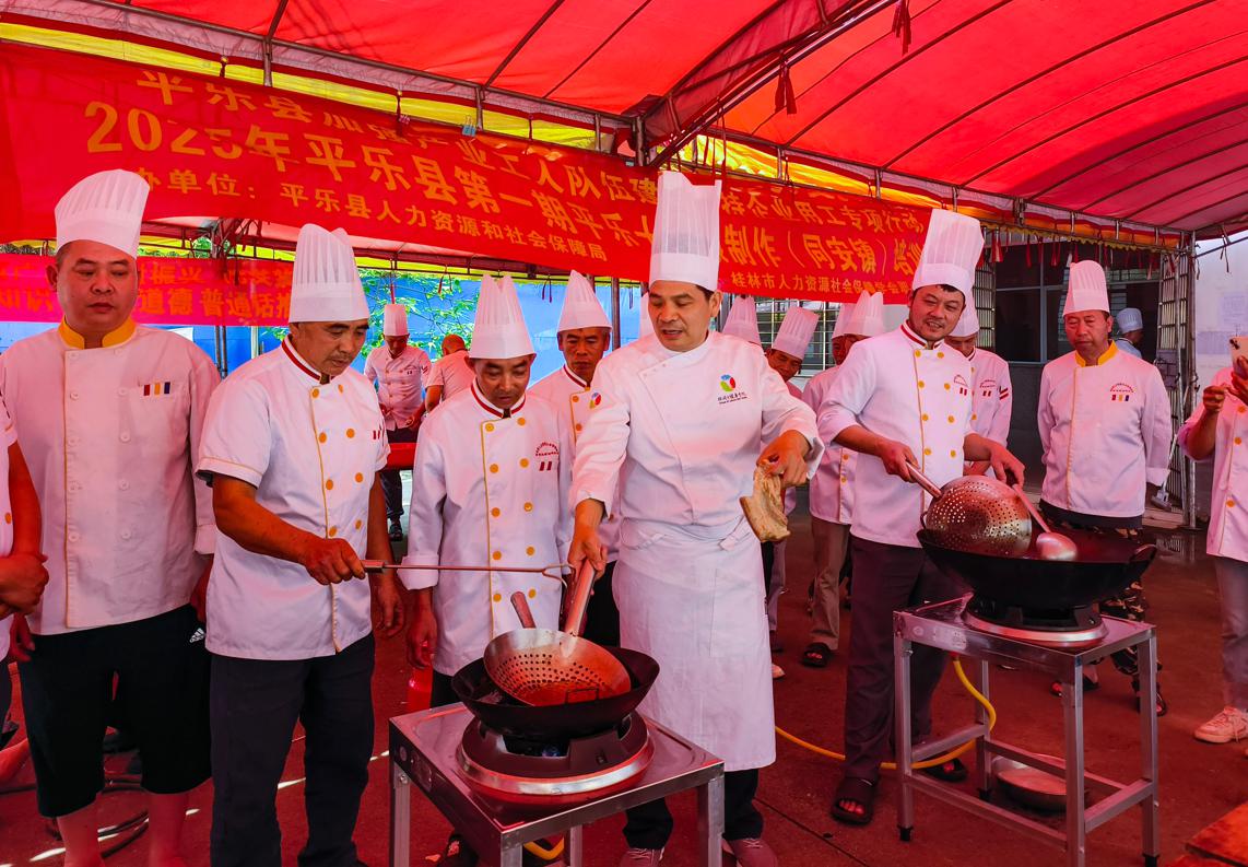 為從業(yè)人員培訓(xùn)平樂同安扣肉（夾扣）操作技能。張琴攝