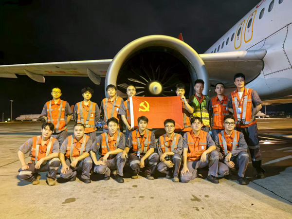 “黨員突擊隊(duì)”順利完成某發(fā)動(dòng)機(jī)更換工作。北部灣航空供圖