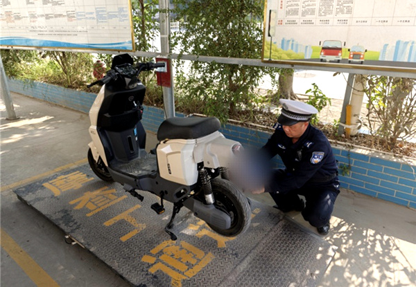 上思車管所工作人員正在為舊國標(biāo)電動(dòng)車上牌。上思警方供圖